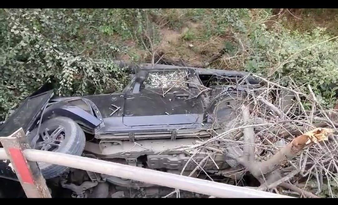 Thar falls from bridge due to collision with roadways bus