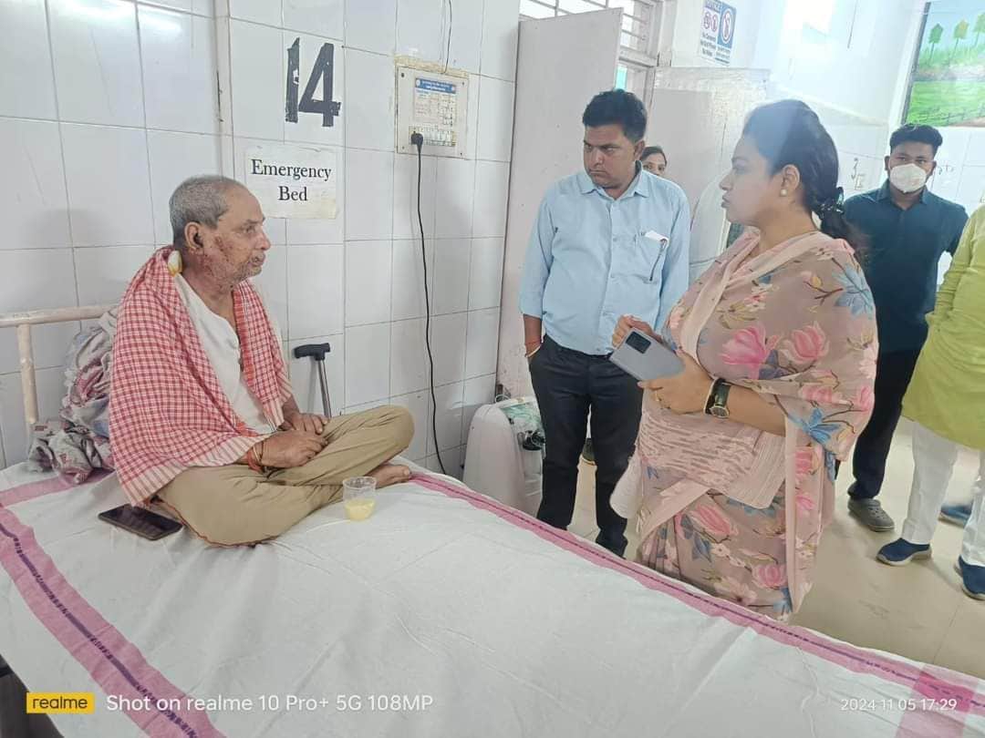 घायल से स्वास्थ्य की जानकारी लेते हुए शहडोल सांसद हिमाद्री सिंह
