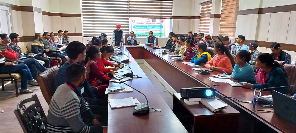 Volunteers made aware on disaster management in Thunag