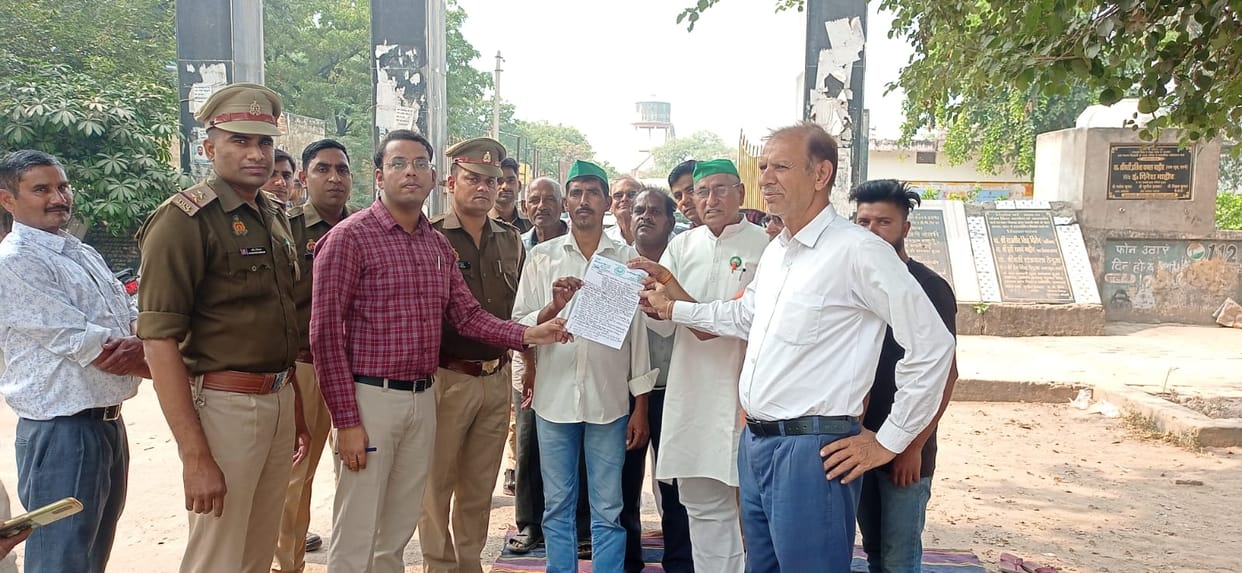 Shortage of DAP, Dharna held at Tehsil gate
