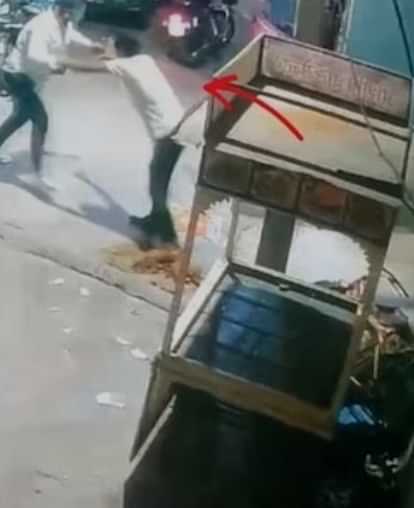 Ujjain News: महाकाल मंदिर के सिक्योरिटी गार्ड को घर से बुलाकर मारे चाकू, सीसीटीवी कैमरों से बदमाशों की पहचान Called the security guard of Mahakal temple from home and stabbed him at the intersection.