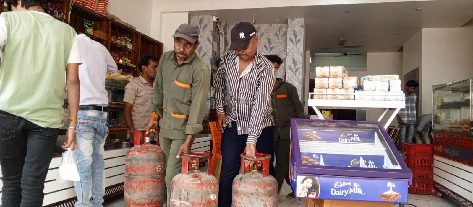 महेश्वर में व्यापारिक प्रतिष्ठानों से 18 घरेलू गैस सिलेंडर किये जप्त