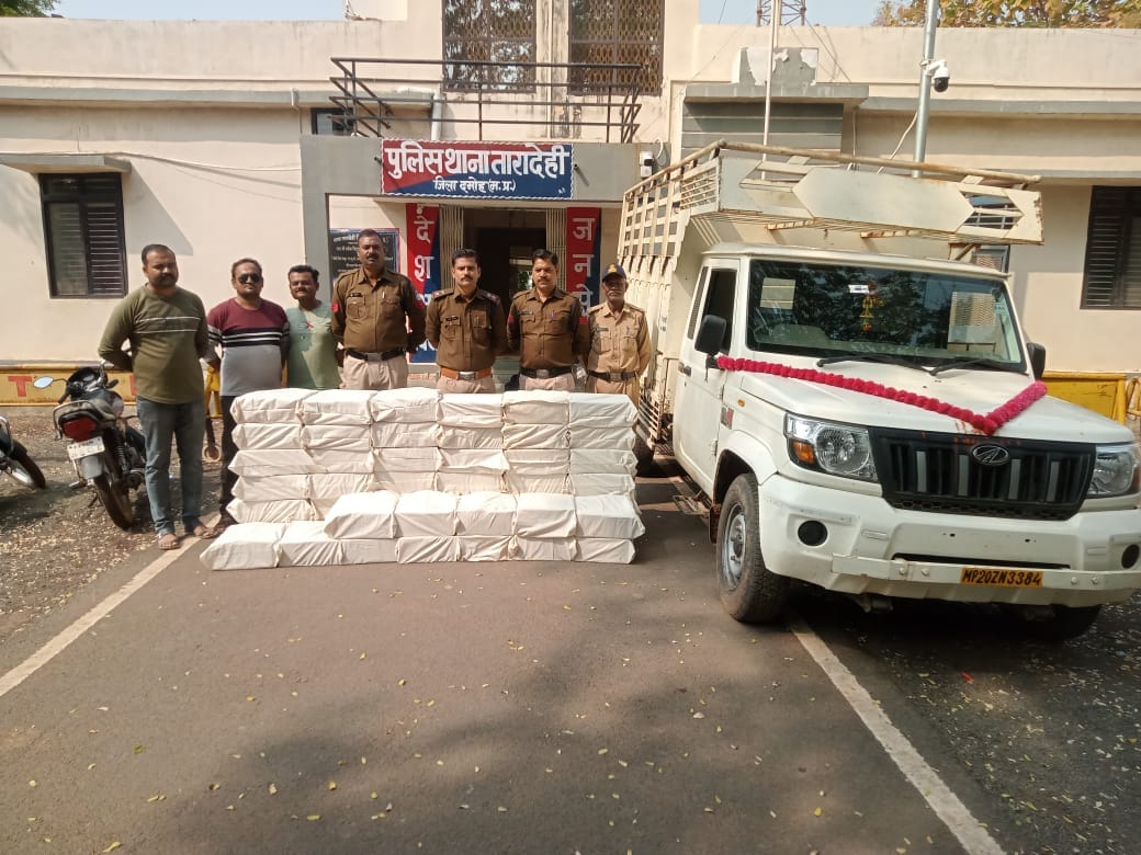 Damoh News: Police caught a pickup full of illicit liquor which was running away after hitting police vehicle