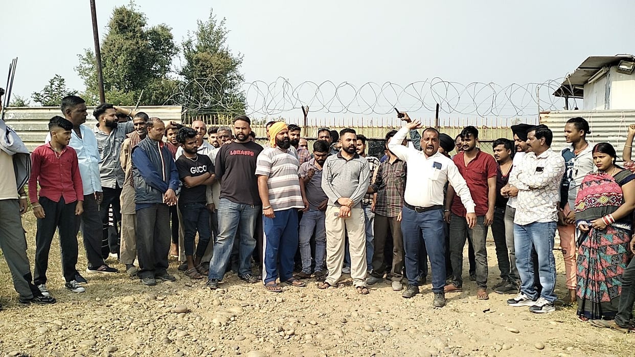 Workers raised slogans of 'Murdabad' outside Singa's Voltas Energy industry.