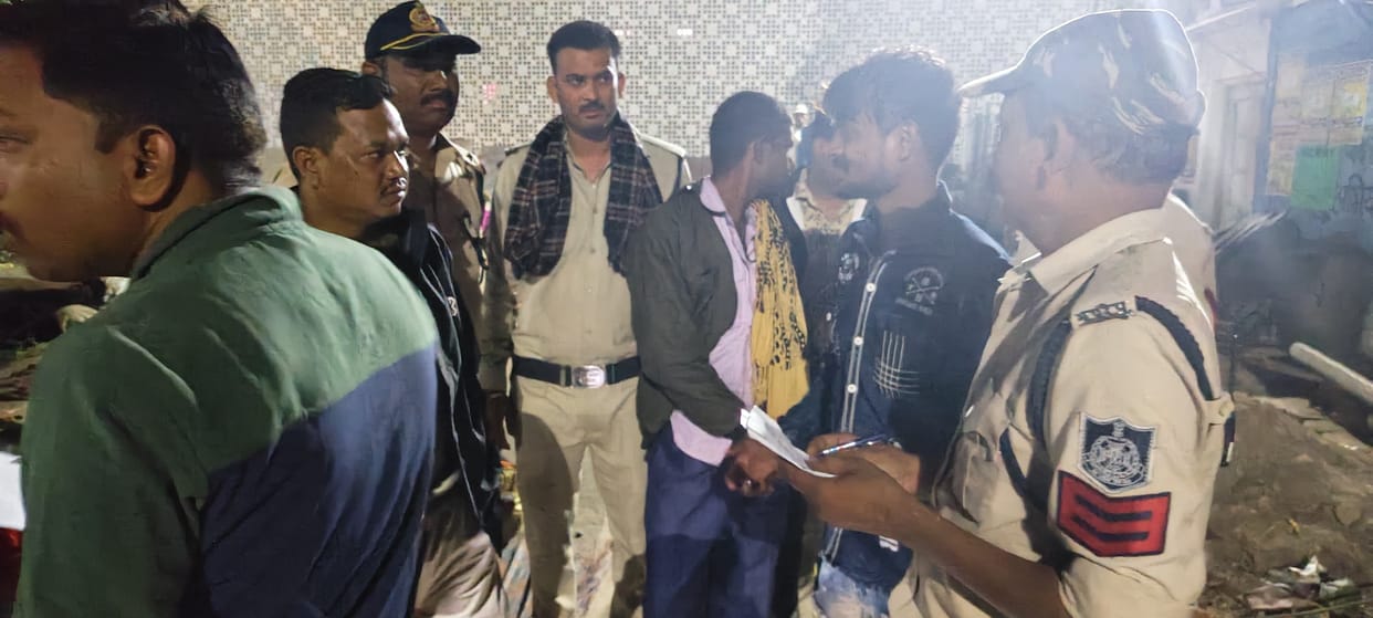 An attempt was made to abduct an innocent child sleeping with her parents at the railway station