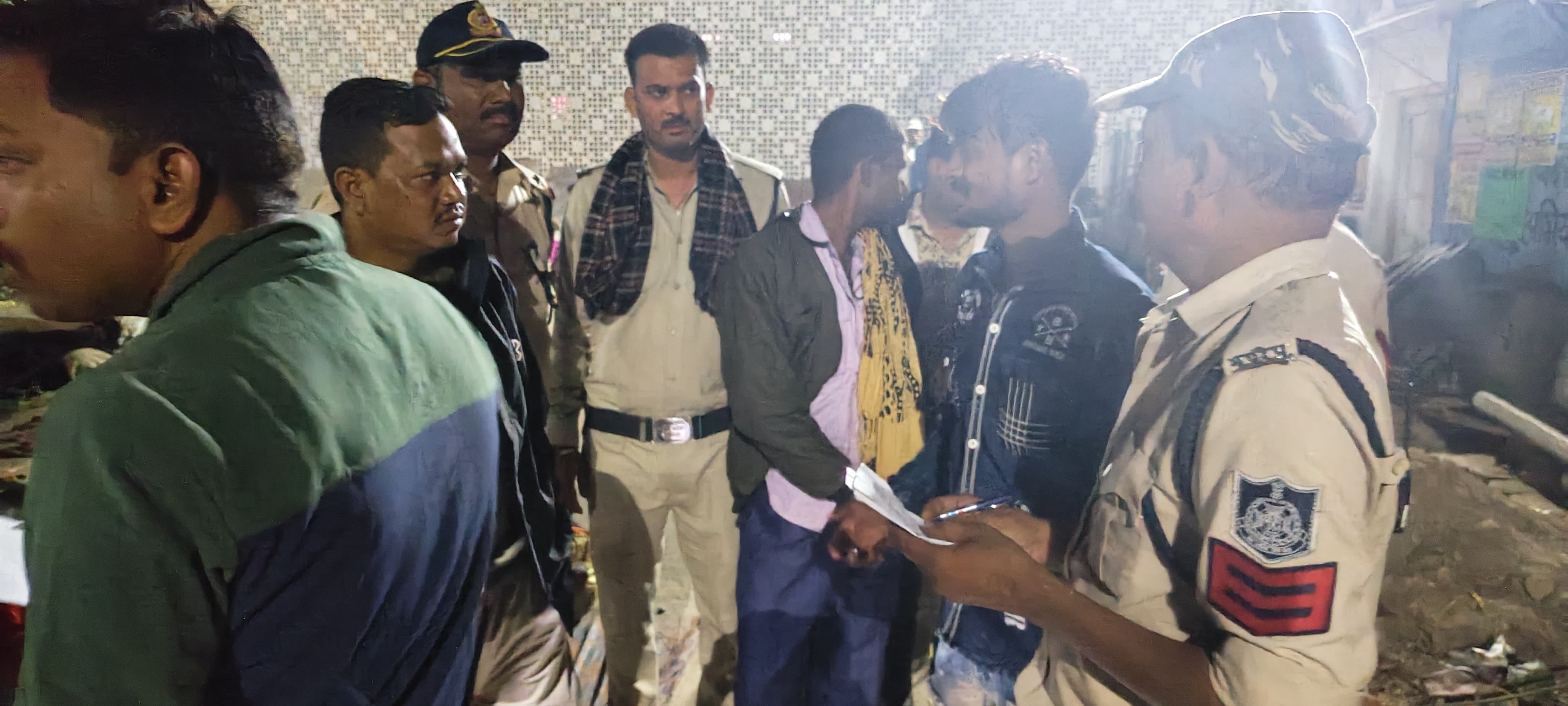 स्टेशन पर मौजूद पुलिस