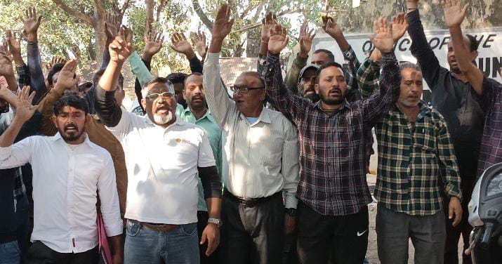 protest continue by worker