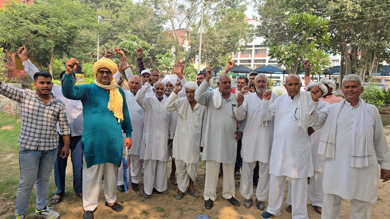 Farmers raised slogans against the government regarding high tension line