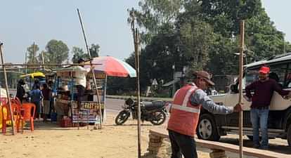 Ayodhya News: Encroachment removed from the highway Encroachment removed from the highway