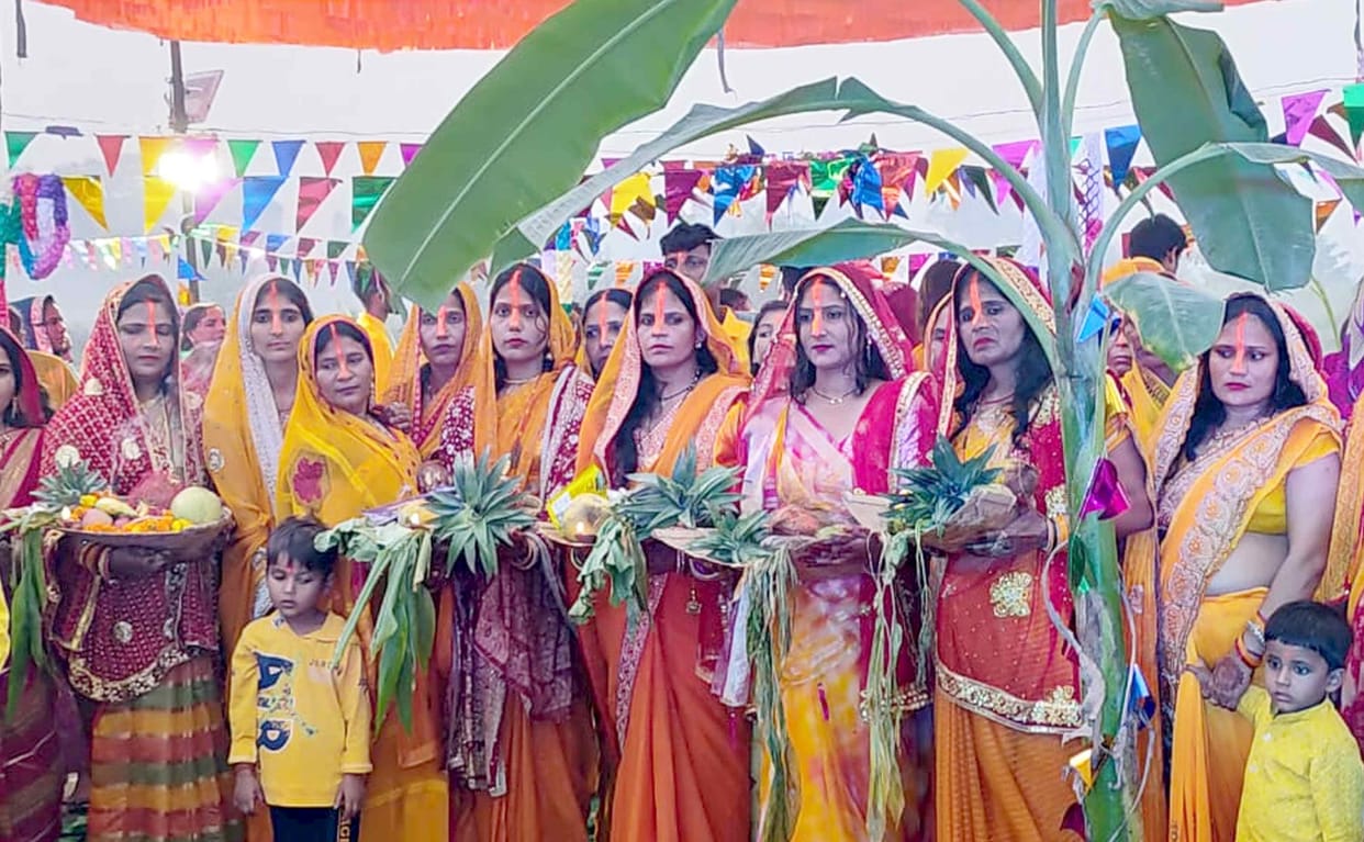 Songs of Chhath Maiya echo on Saryu banks and ponds