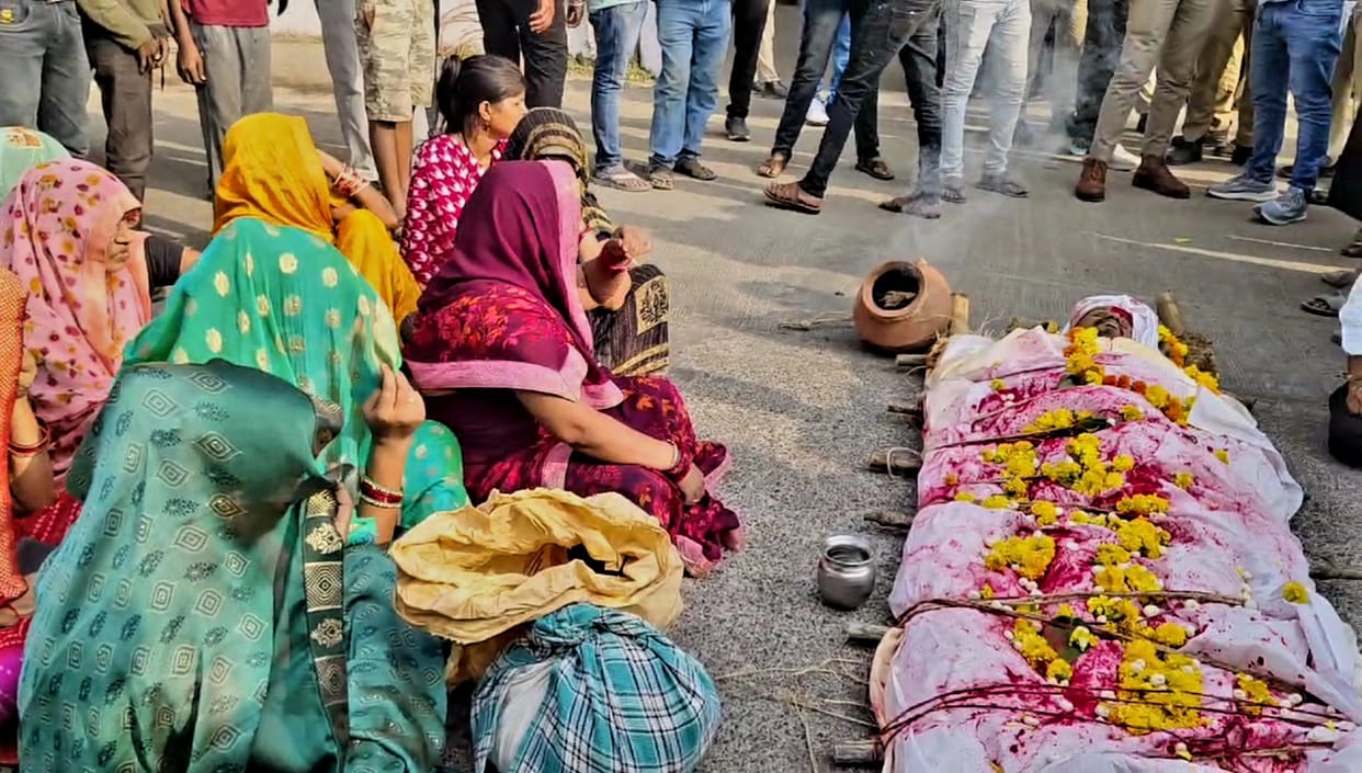 Sagar News: Laborer died after falling while painting, family members blocked the road by keeping dead body