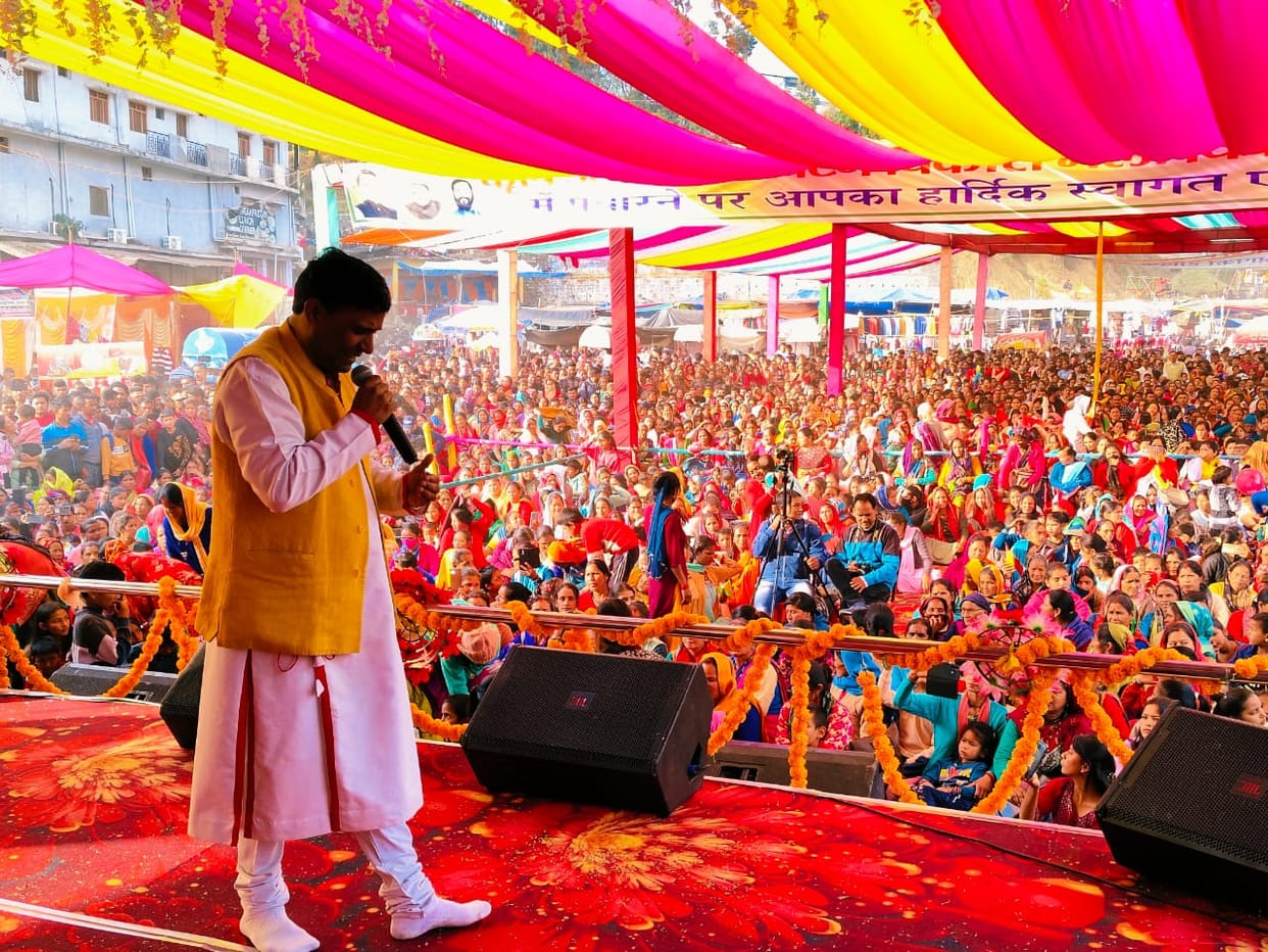 People danced fiercely on Pritam's main jaanu far across the country...