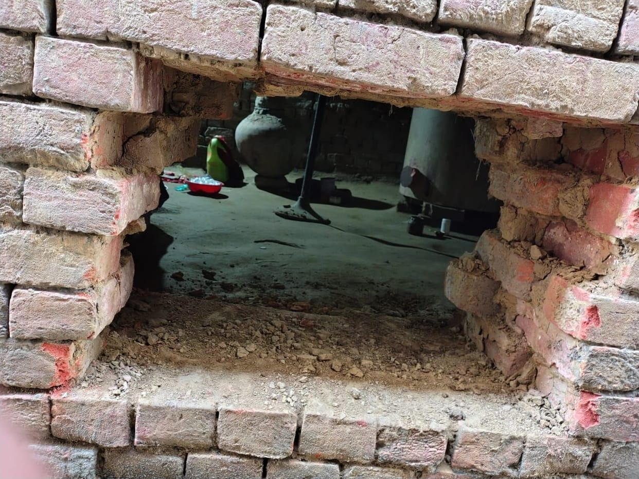 Thieves cut the wall behind the house in Nagwa village of Jakhesarha area.