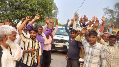 खाद को लेकर ब्लॅाक प्रमुख की गाड़ी के आगे प्रदर्शन करते किसान