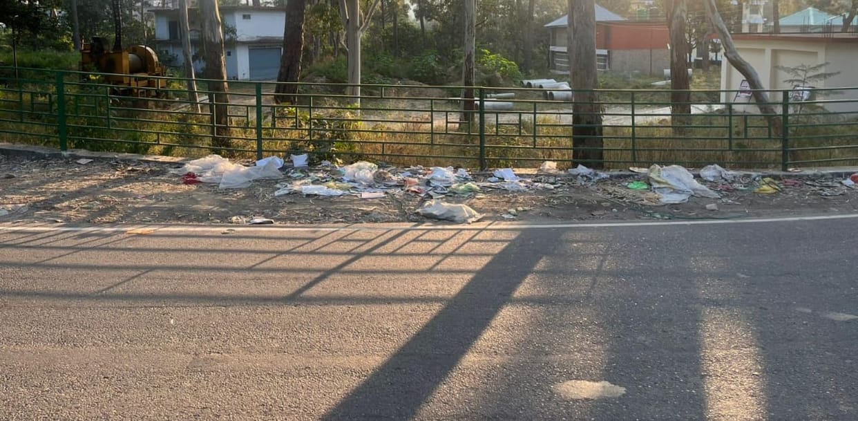 The vehicle coming to collect garbage from Una, 50 km away, due to not coming daily, heaps of garbage in the market.