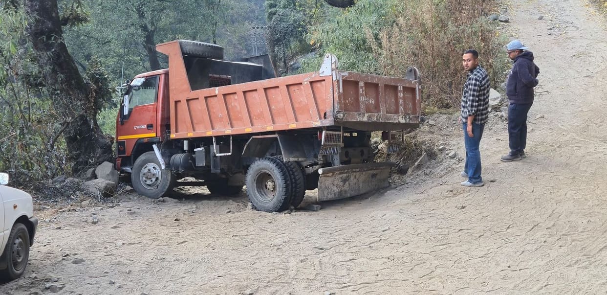 People remained stranded for an hour due to tipper getting stuck