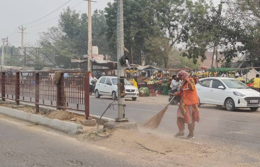 For cleanliness, the city was divided into two parts, on one side the council employees and on the other side the agency will handle the responsibility.