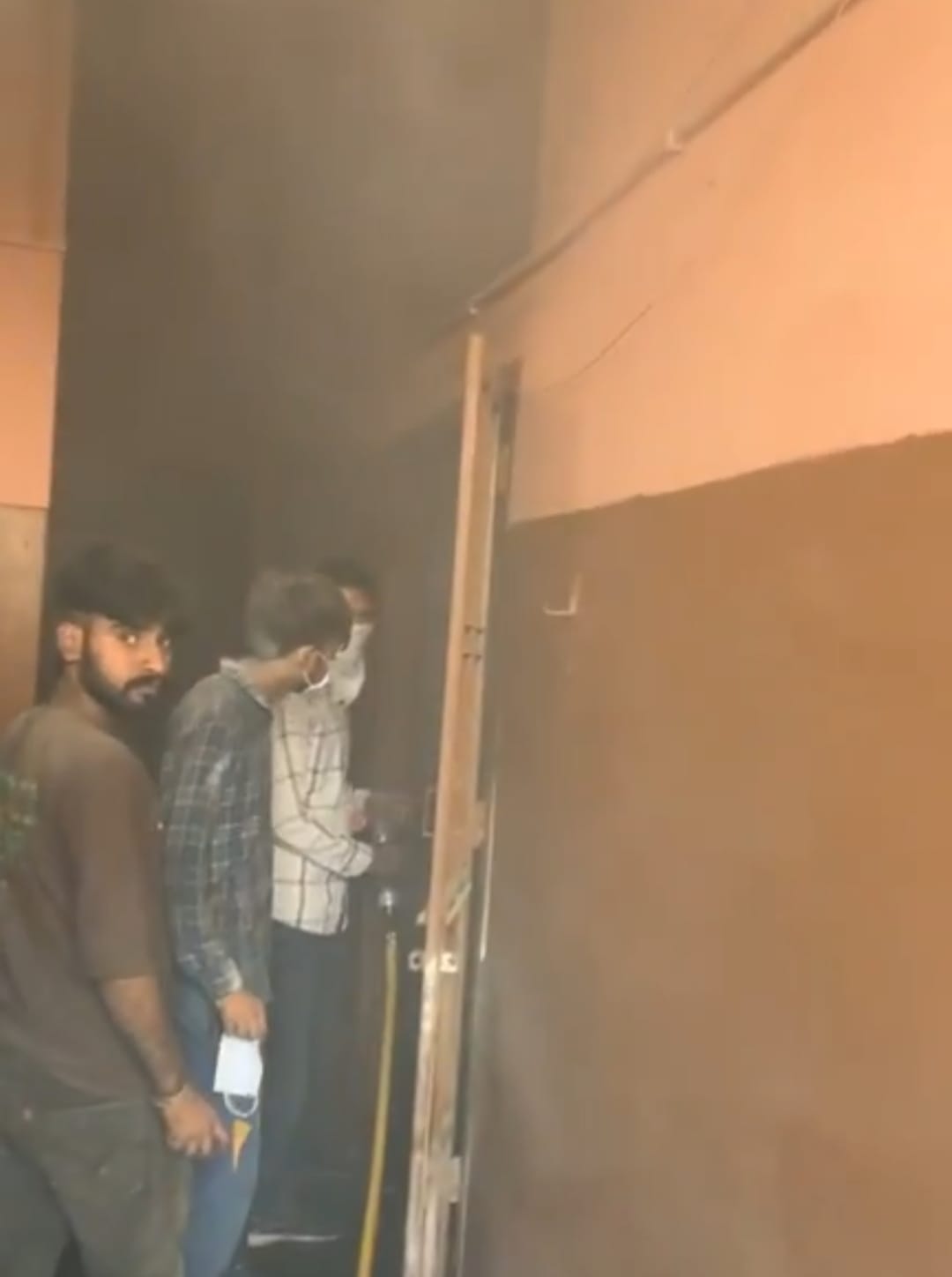 Fire broke out due to explosion in Mehndi factory, three female employees got burnt