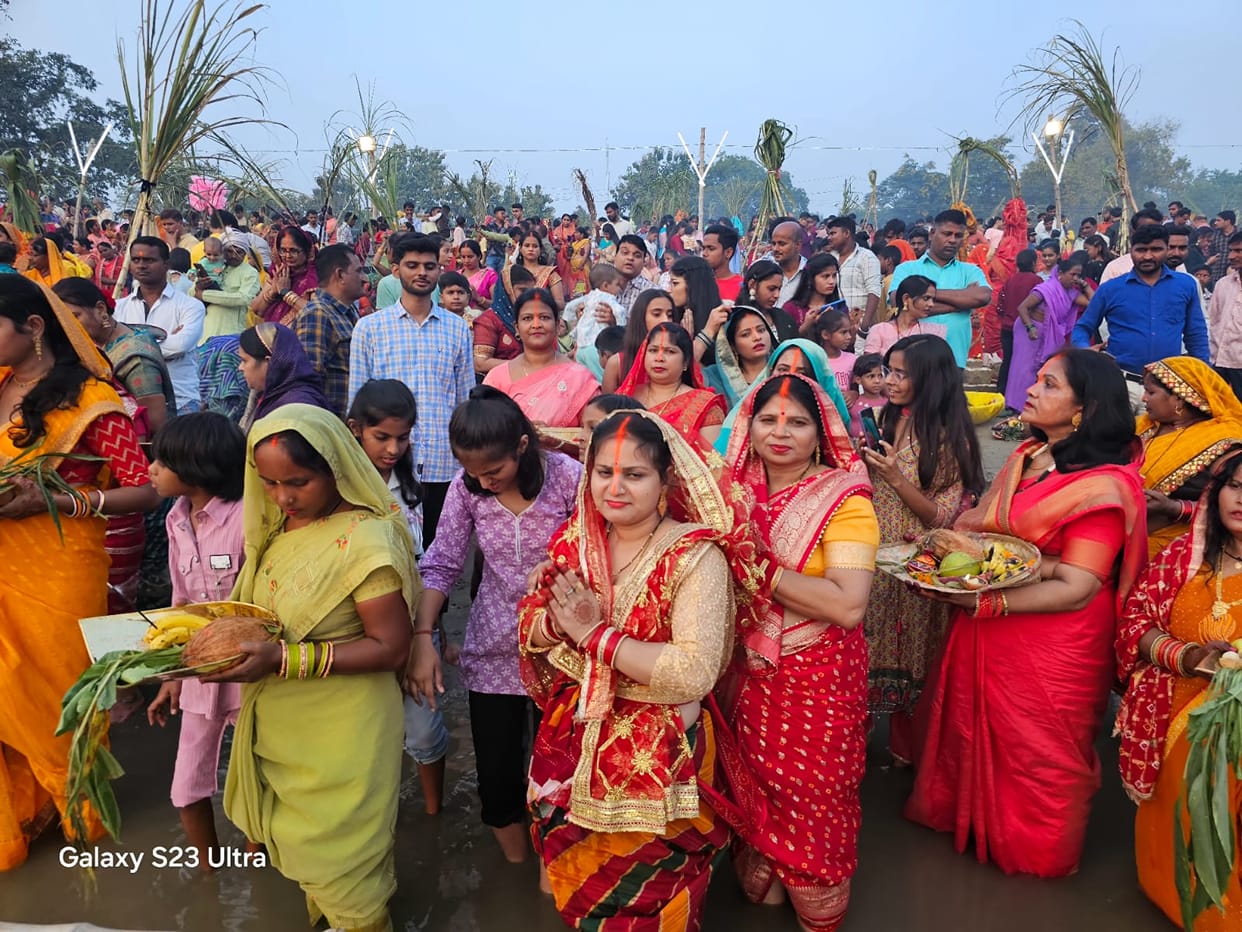 Flood of faith on the ghat... Arghya offered to the setting sun