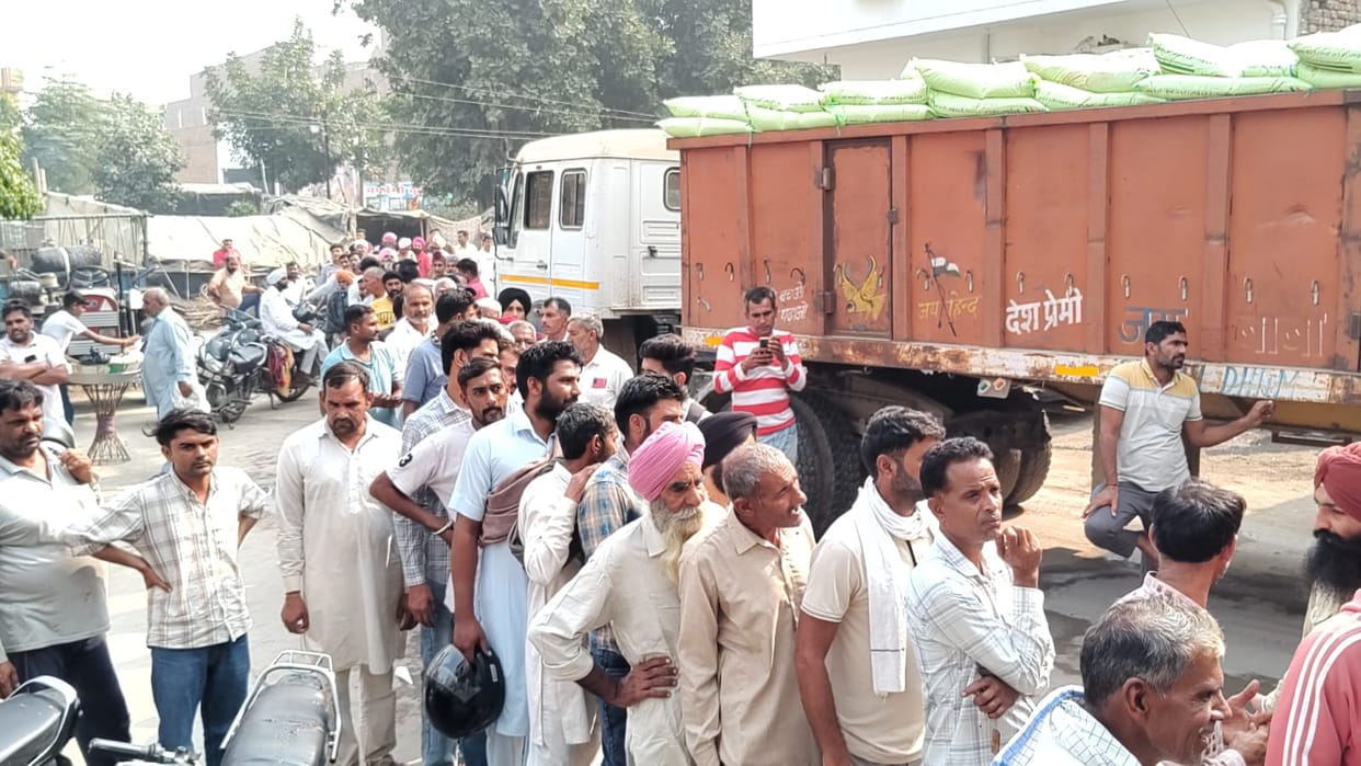 500 farmers stood in line for DAP, got only two bags each