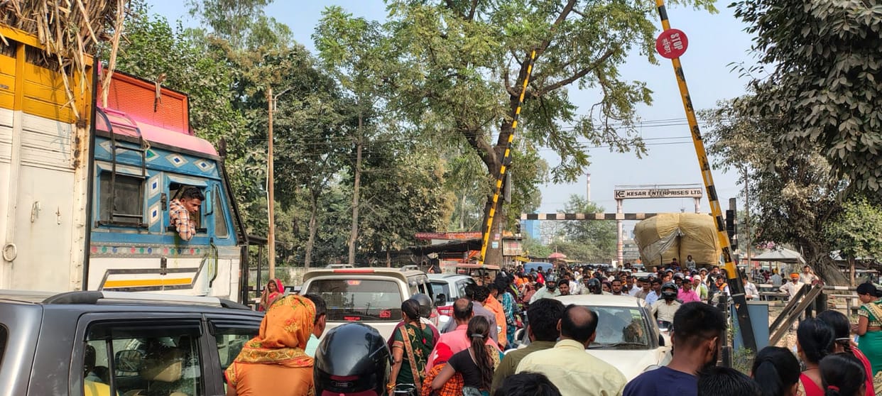 Chaos: People struggling with traffic jams at various places.