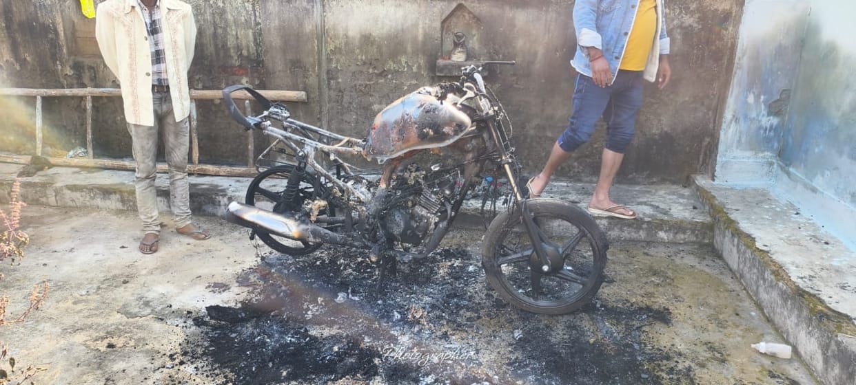 Shahdol News: Went to visit in-laws' house on a new motorcycle bought in Diwali, caught fire