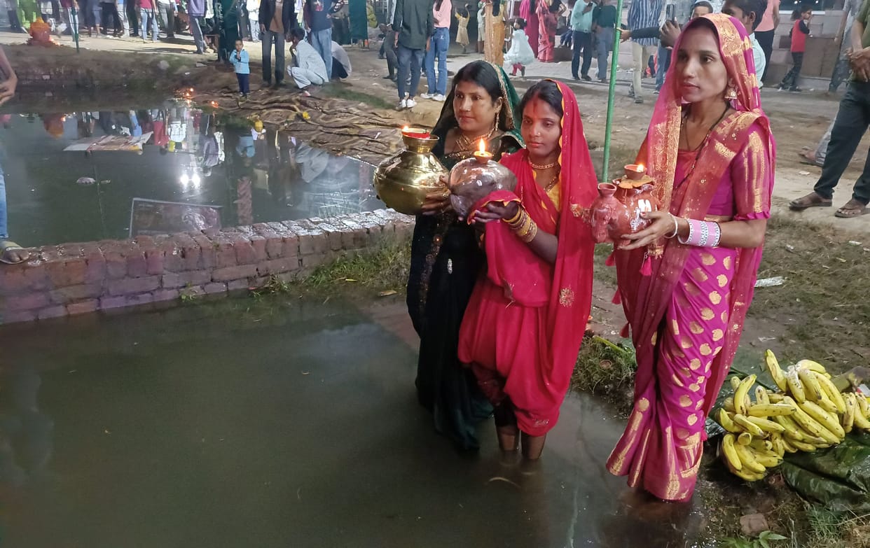 Mahakumbh of Purvanchal families gathered at Jui Ghat for Chhath Mahaparva Puja