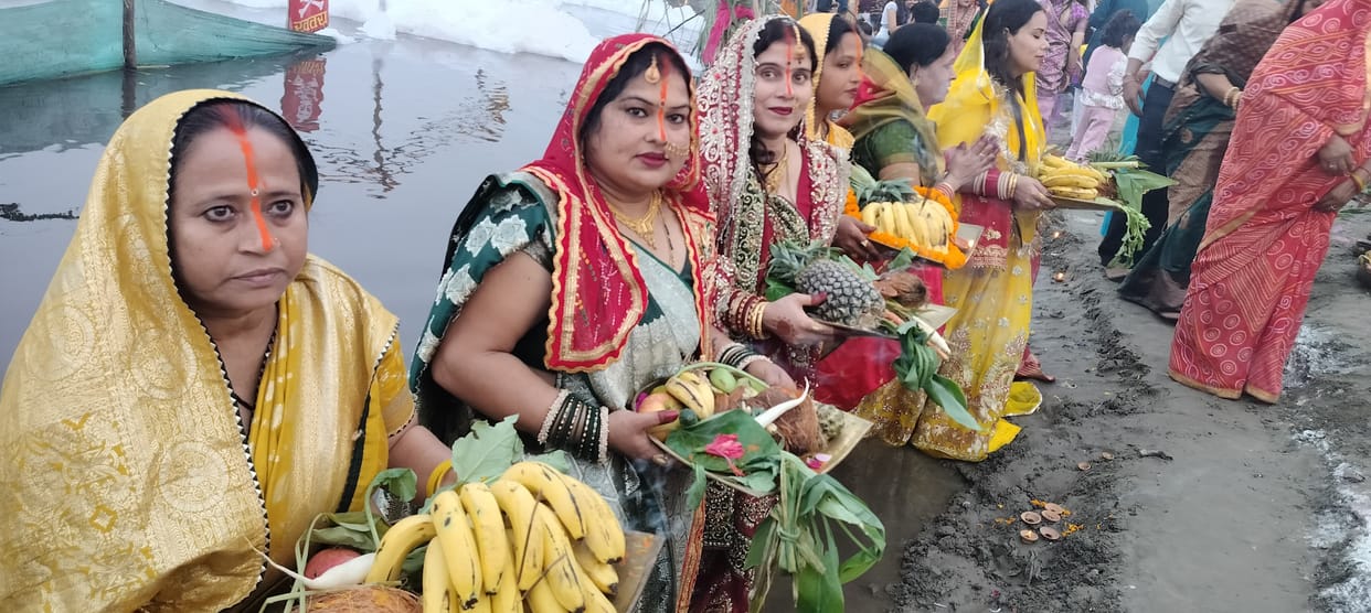 Arghya was offered to the setting sun on the banks of Yamuna
