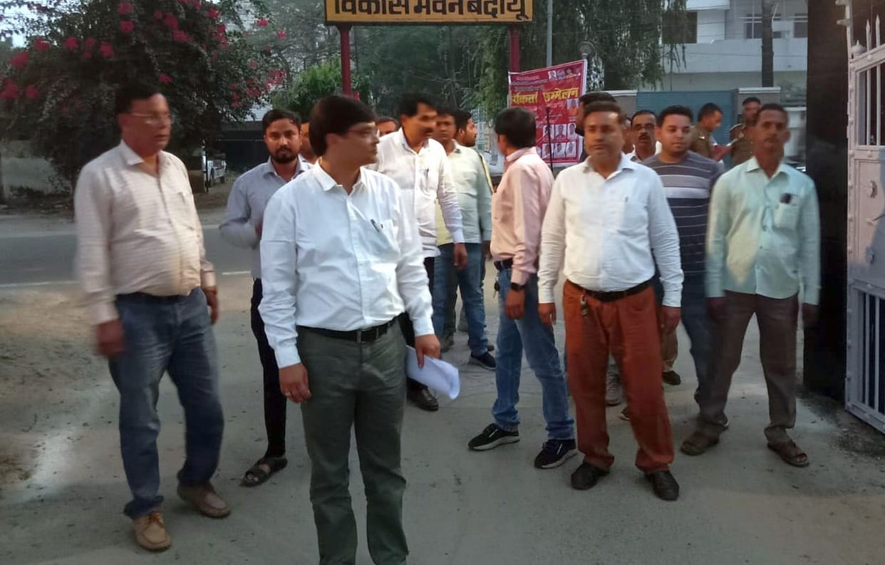 Indecent behaviour with AMA in the meeting of Zila Panchayat, employees went on strike