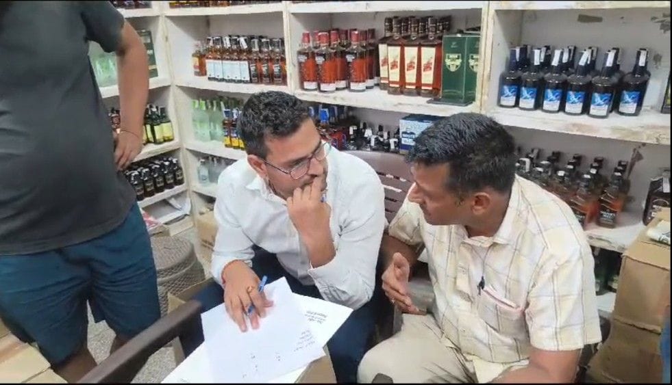 Excise department team raided, 175 boxes of liquor recovered