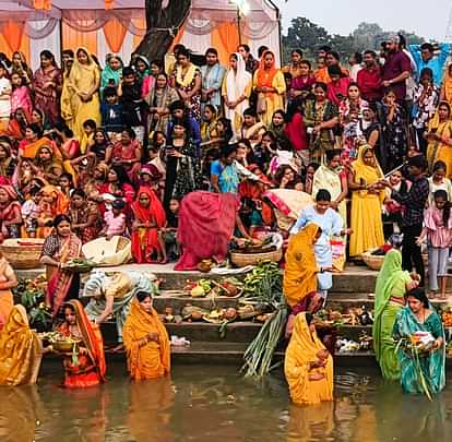 Women offered prayers to the setting sun