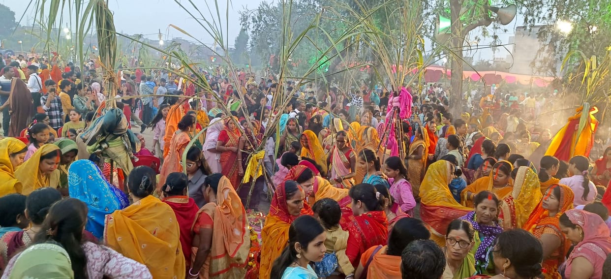 Faith surged on the ghats, Arghya was offered to the rising sun