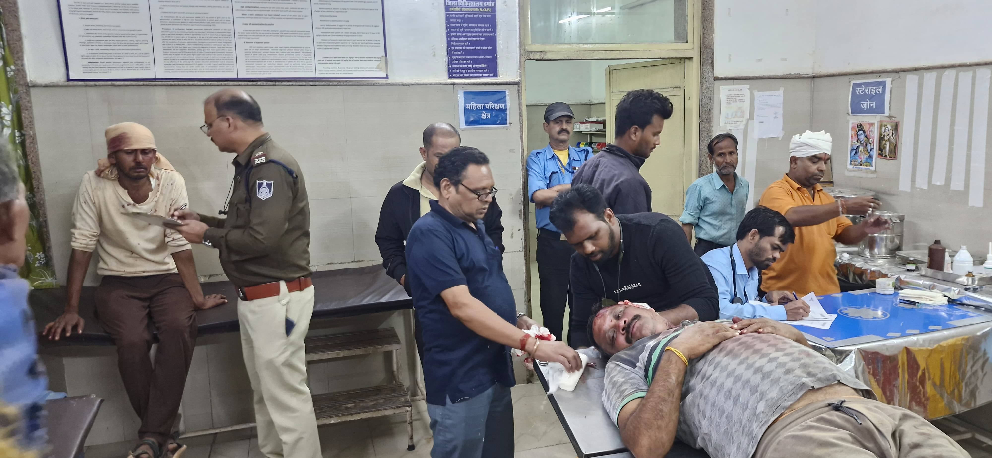 जिला अस्पताल में भर्ती घायल।
