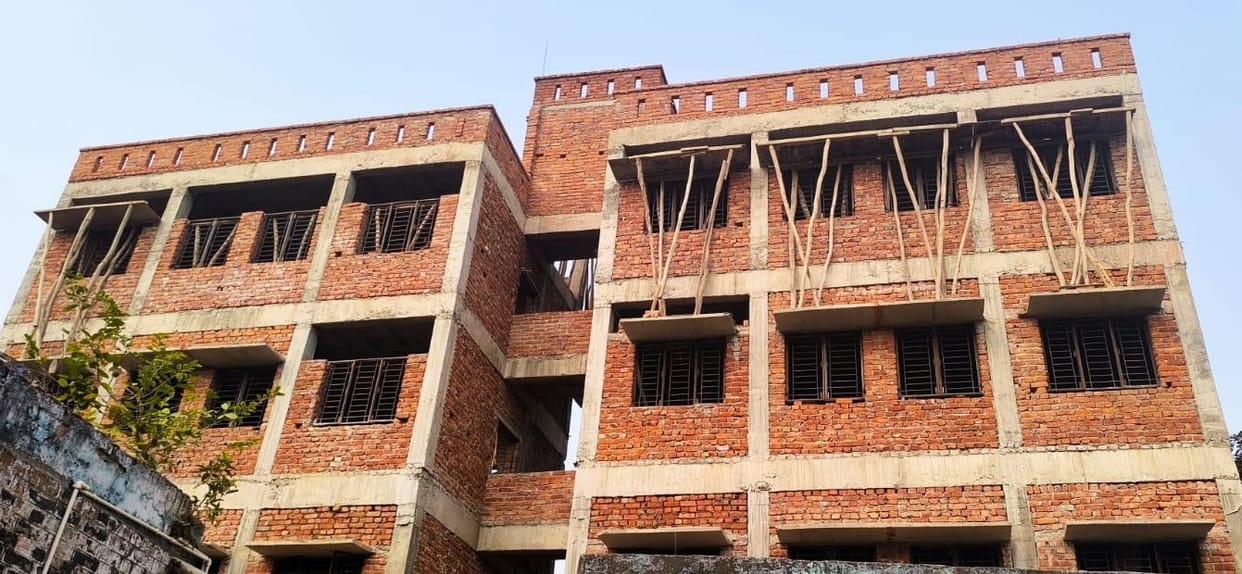 Two laborers fell from the building being constructed in Kotwali, one died