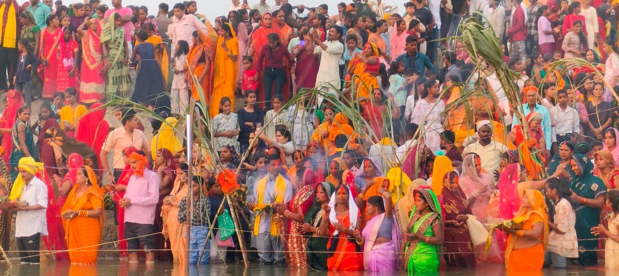 Crowd of devotees gathered at Manwar-Kuano Sangam bank