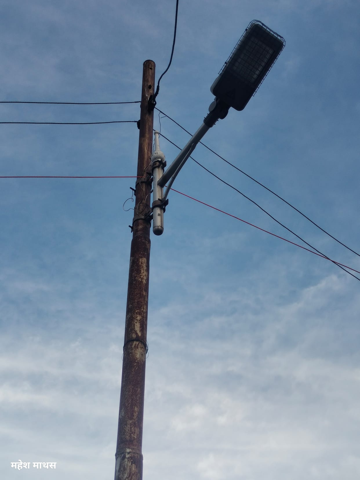 Jhansi: 12,000 streetlights are not lighting the streets, 4,000 poles are also empty.