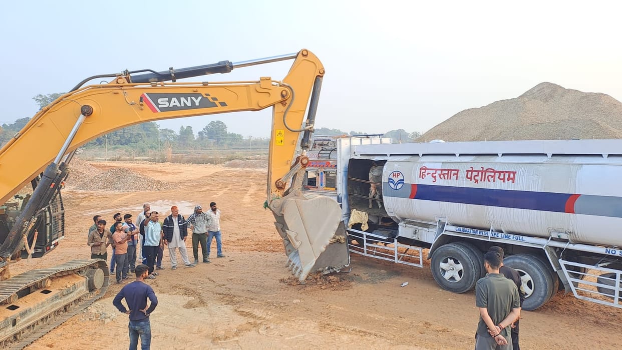 Lakhanpur Police Free 14 Cattle From Oil Tanker