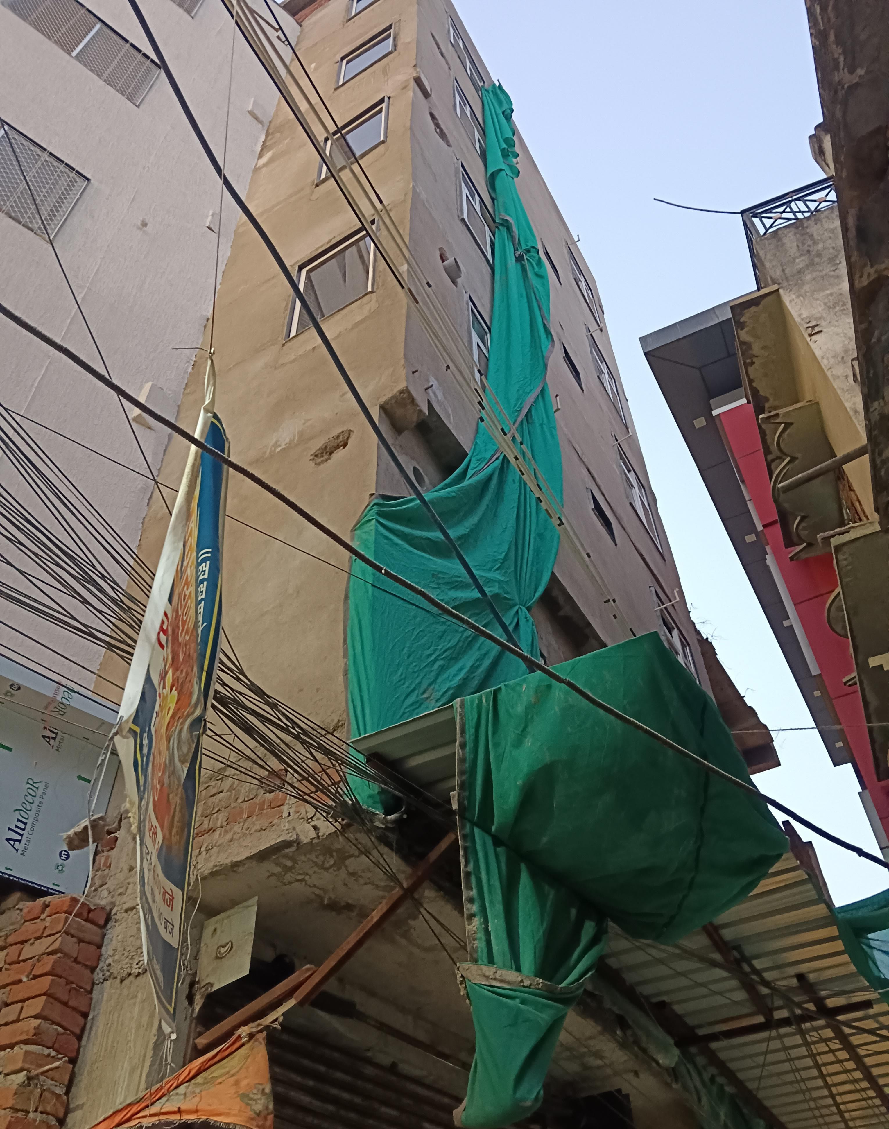 दरगाह क्षेत्र के हिंदू मोची मोहल्ले में बन रही बहुमंजिला इमारतें