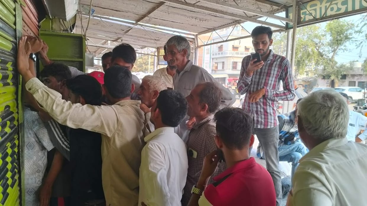 DAP fertilizer distributed at three places in Bhattu Mandi in the presence of police