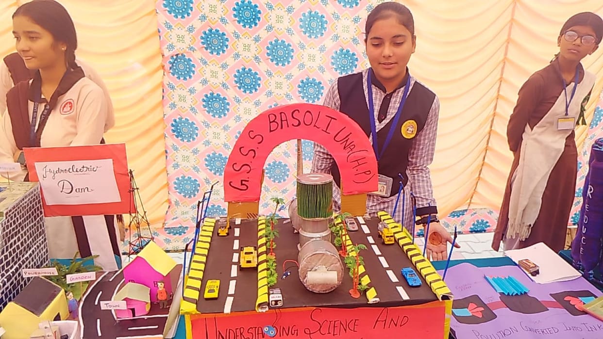 Students' models related to road safety dominate the Children's Science Fair