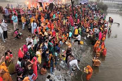 Faith offered by offering water to the rising sun