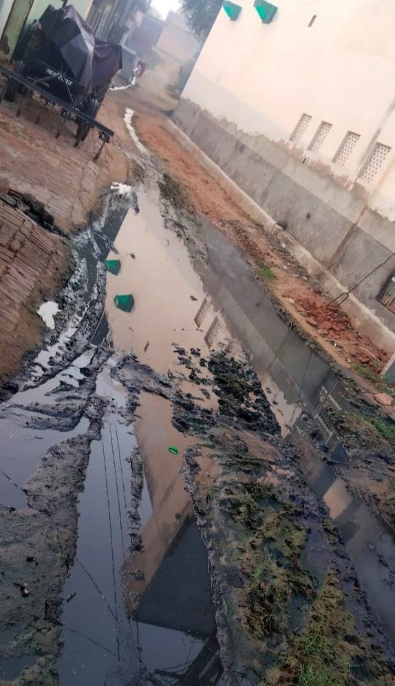 There is a need for public facilities in village Manfra of Dhigawa area.