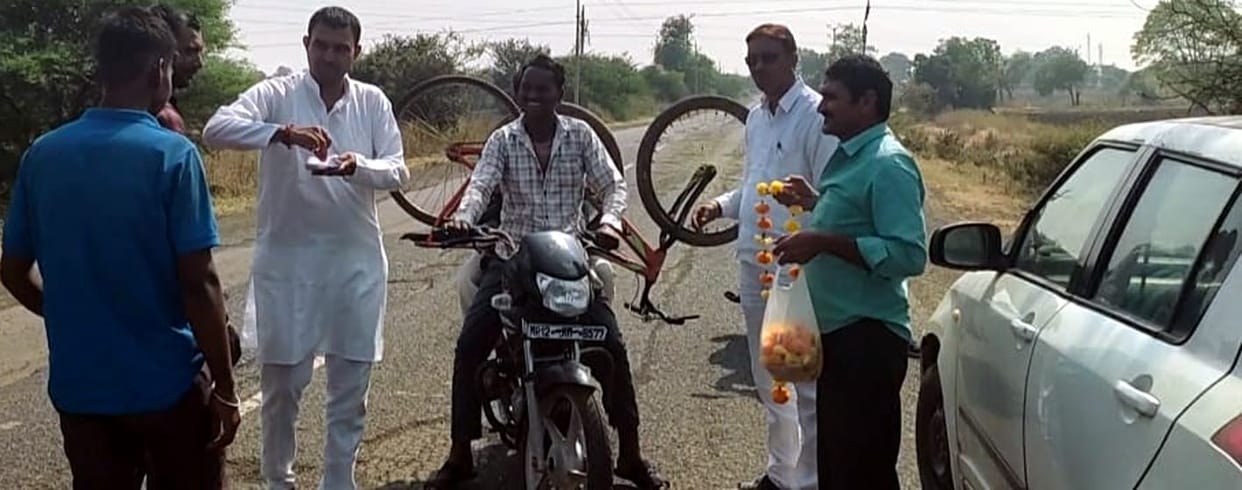 Tilak was applied to the passengers passing through Mundi Khandwa Road