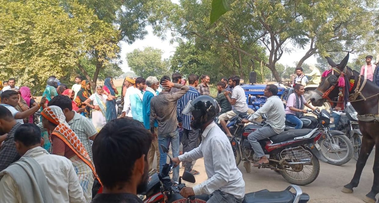 Farmers blocked the road due to not getting fertilizer