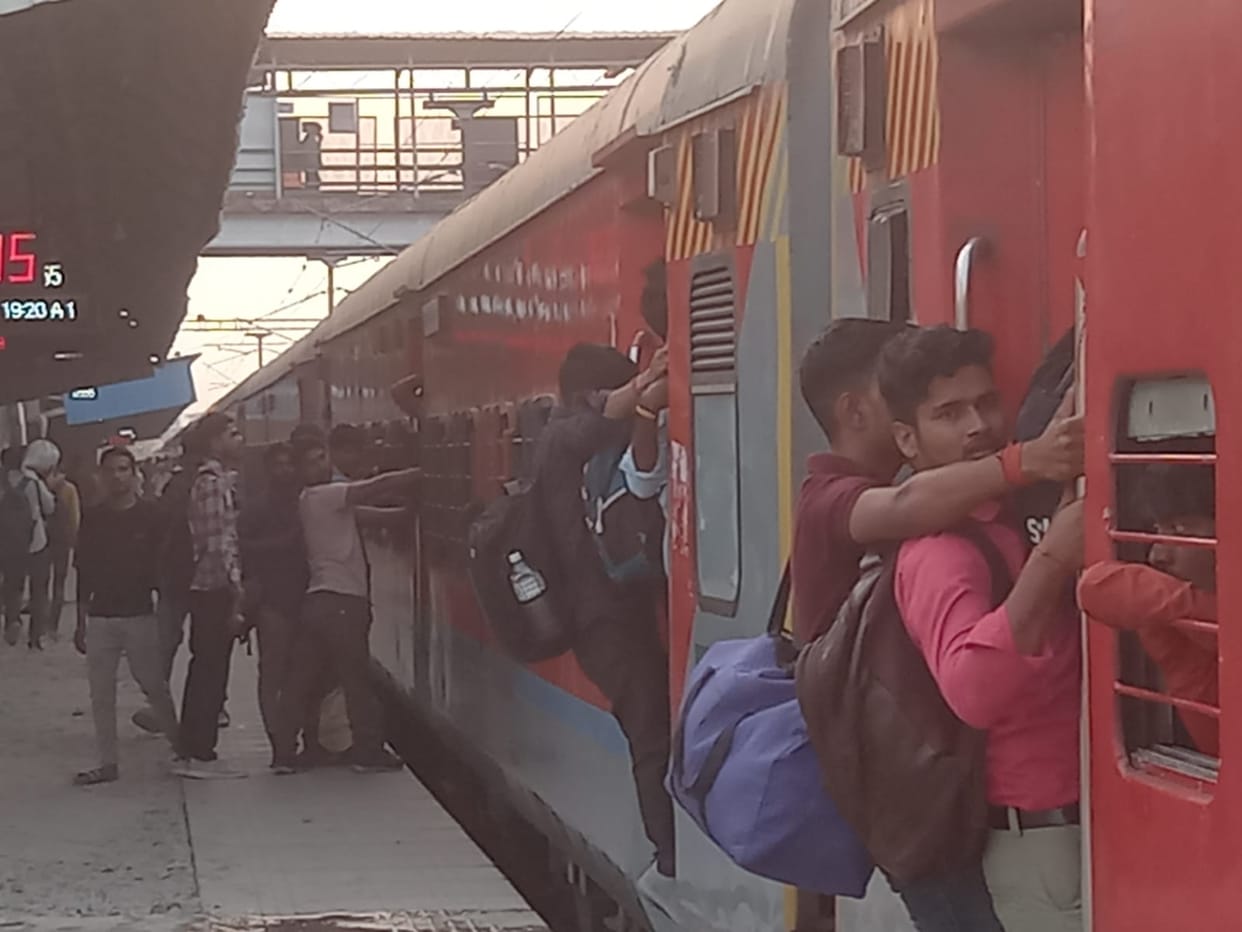 Migrants started returning...struggle to catch train