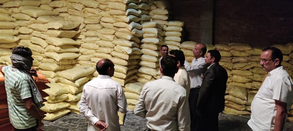 CM Flying arrived to investigate on the information of stocking of fertilizers, found the license expired