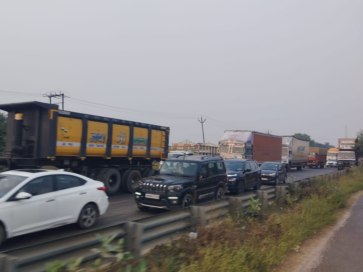 Vehicles stopped on four lane for 14 Kosi Parikrama in Ayodhya