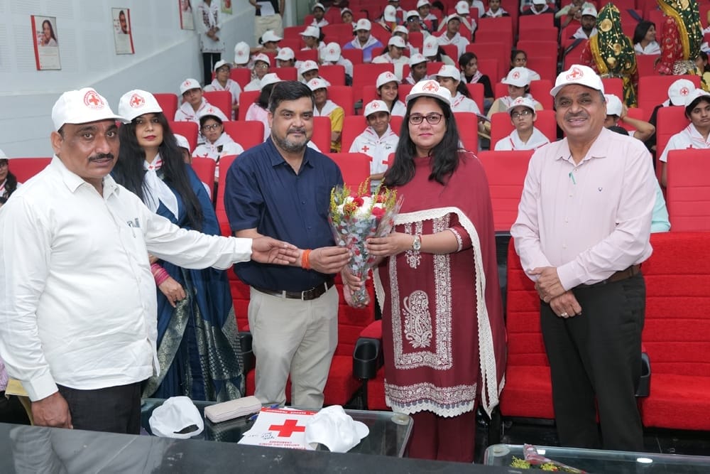 Himanshu was awarded the title of best volunteer, Komal was awarded the title of best volunteer.