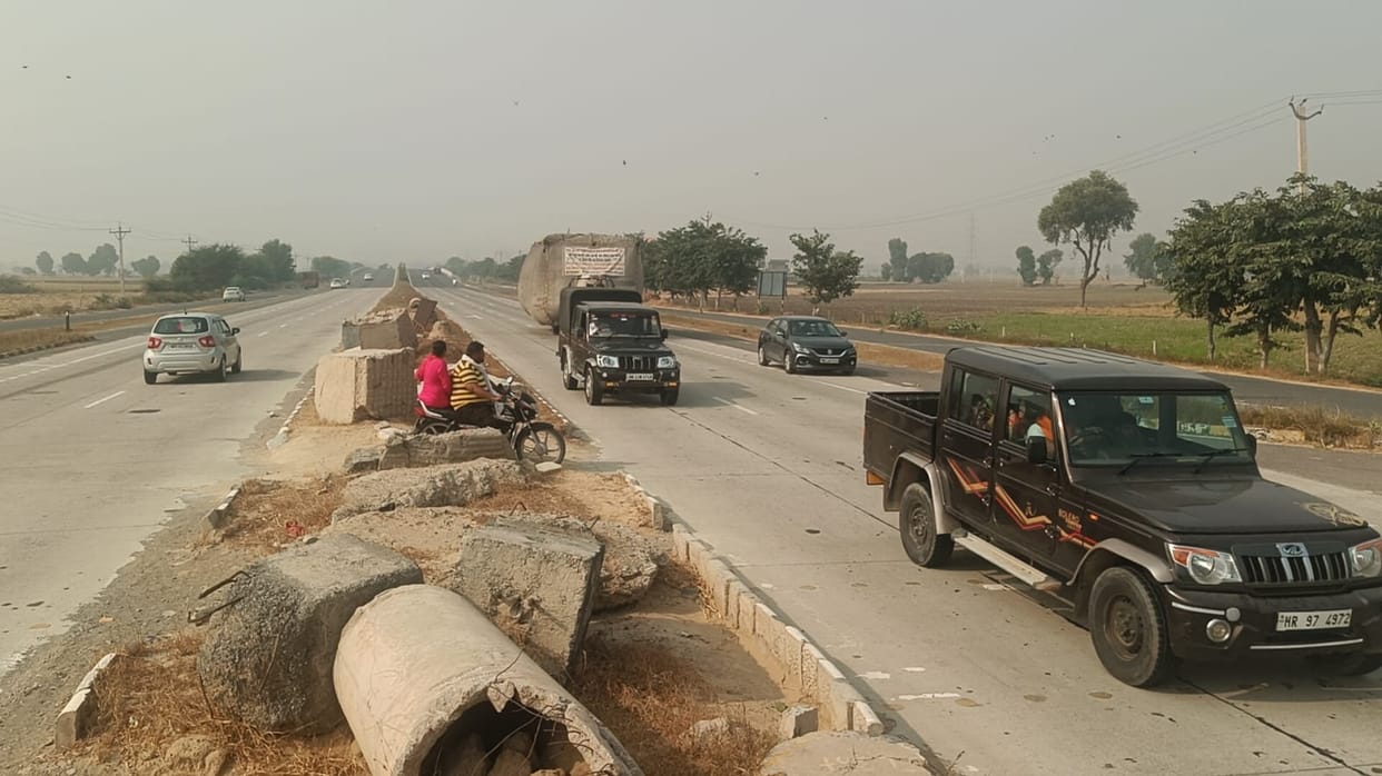Danger of accidents due to illegal cuts on Fatehabad's National Highway