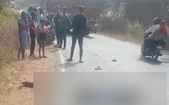 Truck crushes bike, youth dies on the spot, condition of other is critical, Gohparu incident